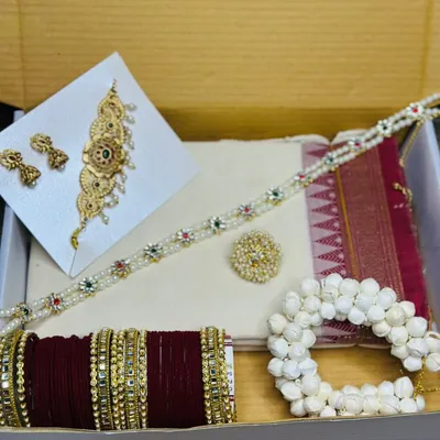 Elegant Off-White Saree Combo Set with Pearl Jewelry, Bangles & White Flower Gajra – Complete Occasion Ready Look